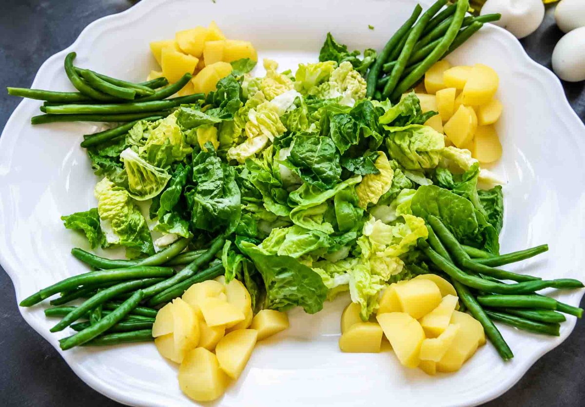 Salat und Kartoffeln 