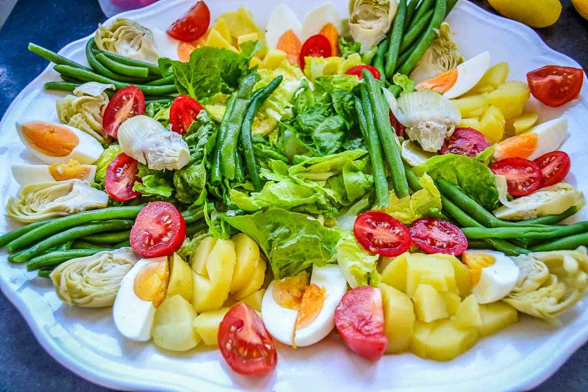 Salat, Ei, Tomate und Kartoffeln 