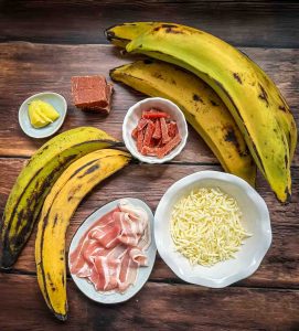 Kochbananen, Guavenpaste, geriebener Käse und Butter