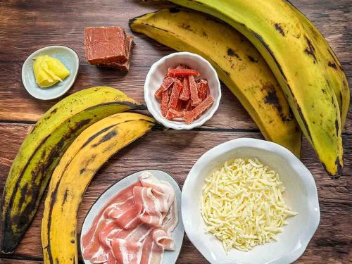 Kochbananen, Guavenpaste, geriebener Käse und Butter