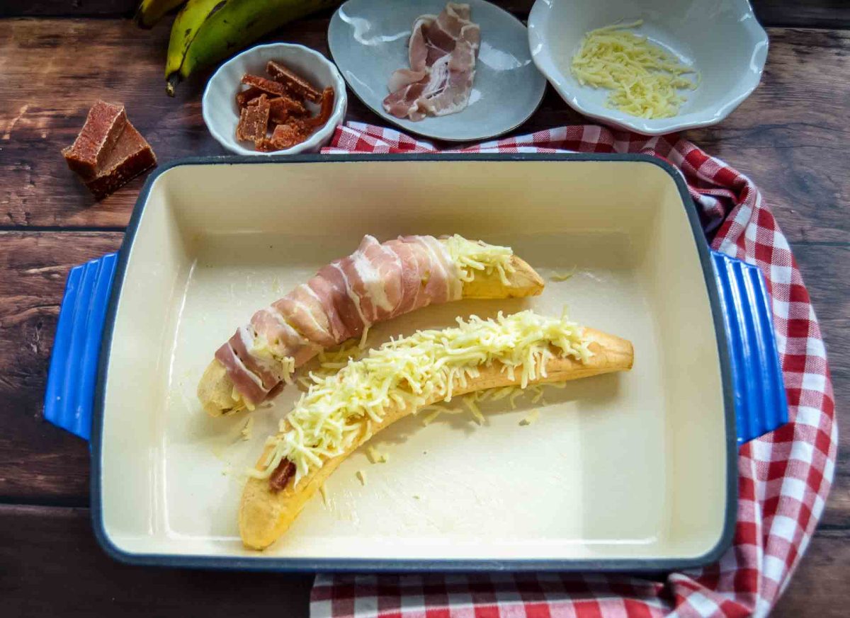 Kochbananen mit Käse und Guavenpaste gefüllt 
