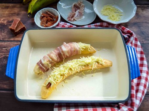Kochbananen mit Käse und Guavenpaste gefüllt