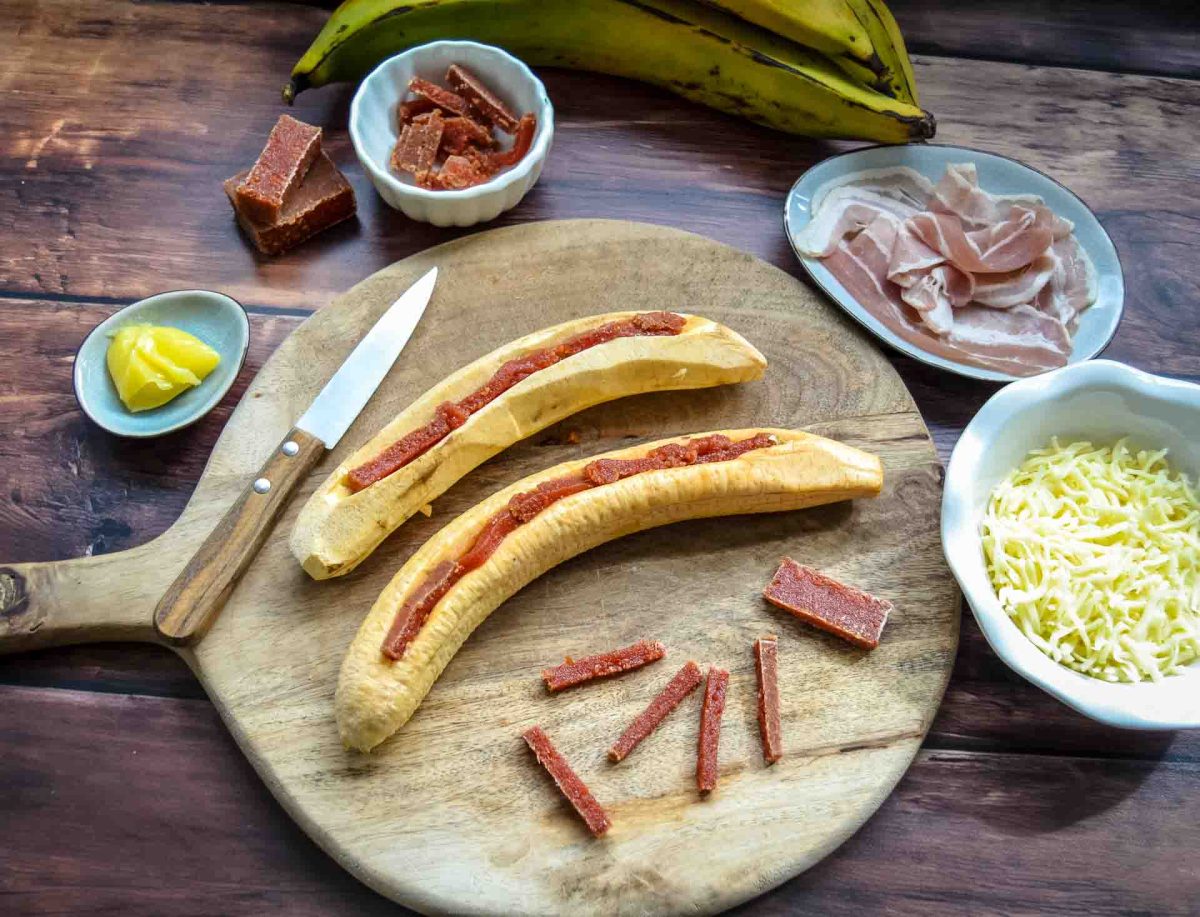 Kochbananen  zubereiten mit Guavenpaste und Käse füllen 