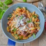 Gnocchetti sardi, Nudeln mit Tomatensauce und Hackfleischbällchen