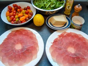 Zutaten Carpaccio Rinderfilet, Parmesan, Rucola, Zitrone, Salz und Pfeffer