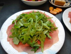 Carpaccio mit Rindfleisch Scheiben und Rucola Salat