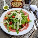 Rindercarpaccio mit Parmesan und Rucola