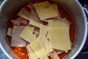 Hackfleisch und Tomaten und Nudeln kochen