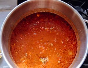 Hackfleisch und Tomaten kochen