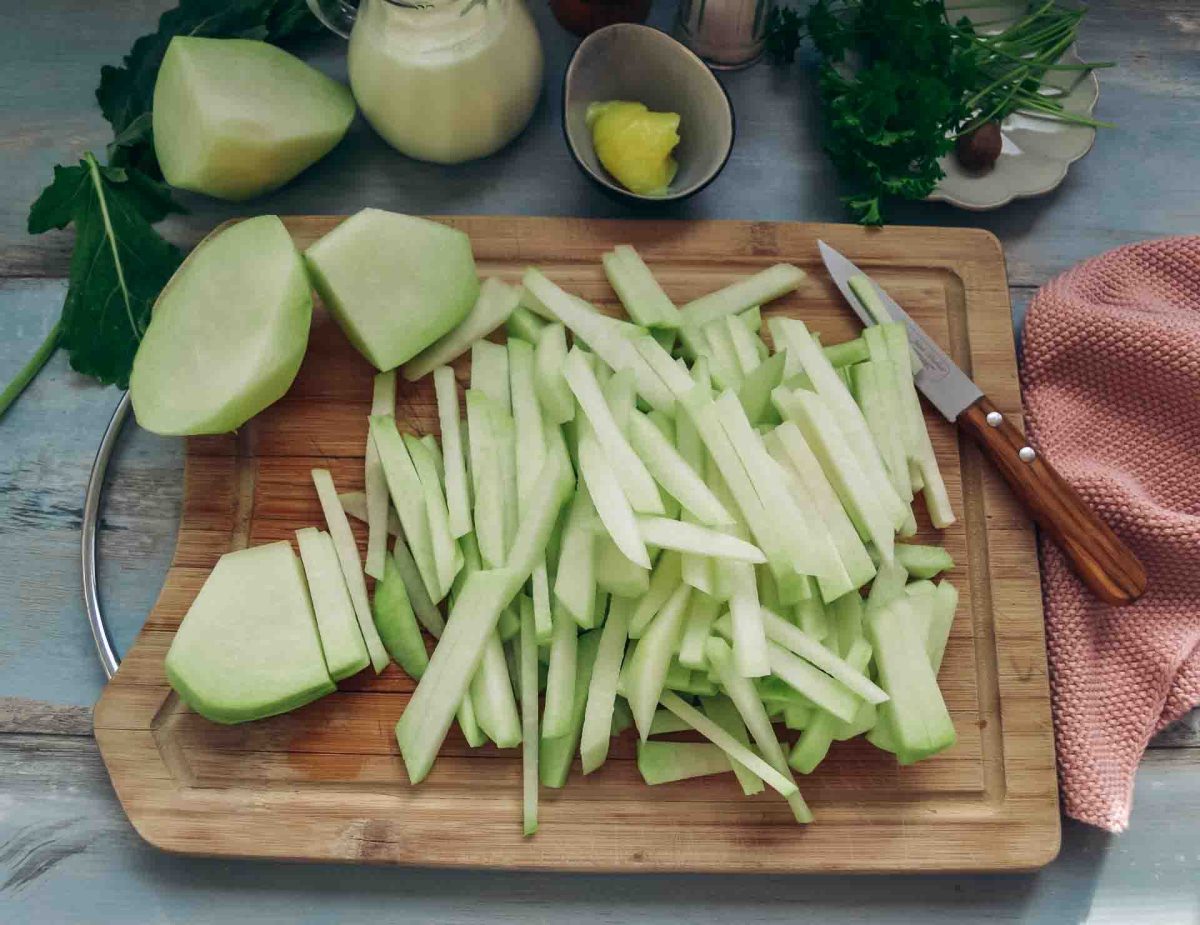 Kohlrabi schälen und in Stifte schneiden