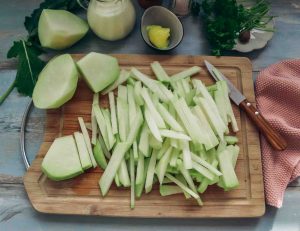 Kohlrabi schälen und in Stifte schneiden