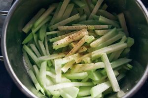 Kohlrabi in Butter dünsten