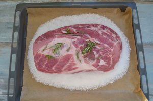 Schweinebraten auf Salzbett