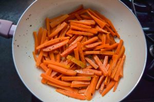 Möhrenstifte anbraten