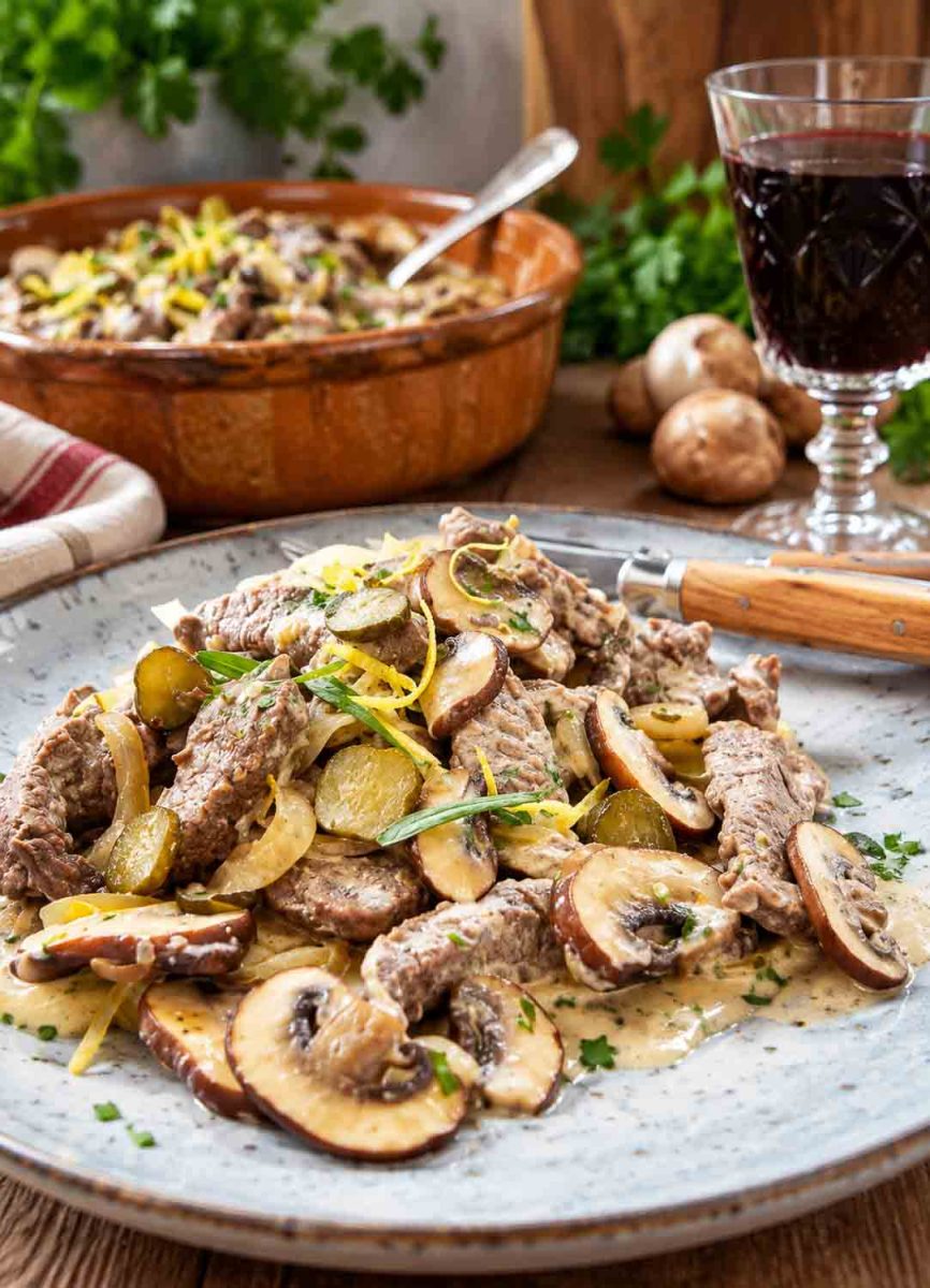 Boeuf Stroganoff mit Rinderfilet Spitzen, Gewürzgurken, Champignons in einer Sauerahm Soße