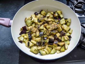 Auberginen braten