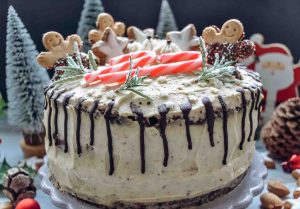 Schokosahnetorte Rezept mit Preiselbeeren, Zimtsternen und Schokoladenboden