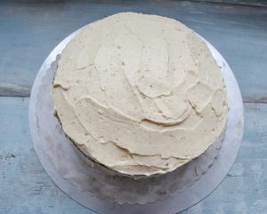 Schokotorte mit Sahne und Preiselbeeren