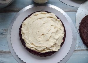 Schokoladen Torte mit Sahne