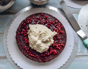 Schokoladentorte mit Sahne und Preiselbeeren