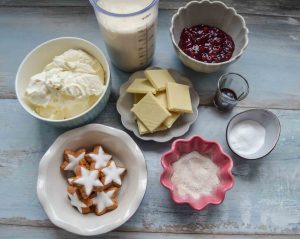 Zutaten Füllung, Sahne , Frischkäse, Zimtsterne, Schokolade, Preiselbeeren