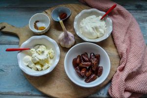 Zutaten Dip Datteln, Schmand, Frischkäse, Knoblauch und Curry