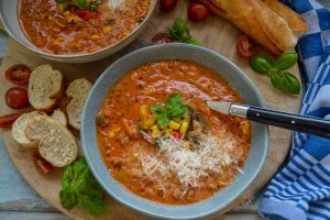 Pizzasuppe low carb mit Hackfleisch, Paprika und Pilzen