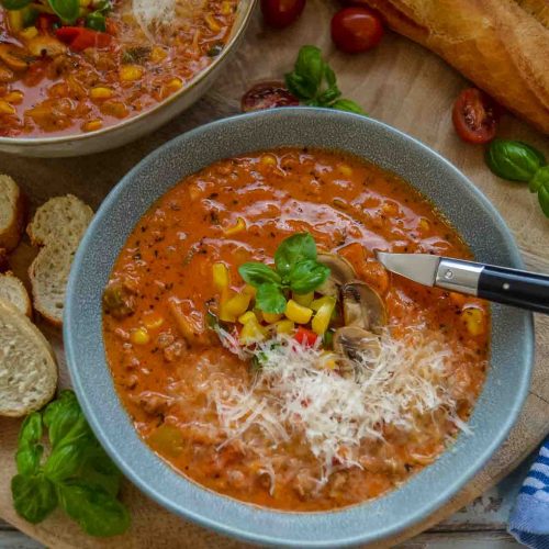 Pizzasuppe low carb mit Hackfleisch, Paprika und Pilzen