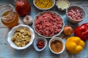 Zutaten Pizzasuppe, Hackfleisch, Paprika, Zwiebel, Knoblauch, Sahne, Schmelzkäse