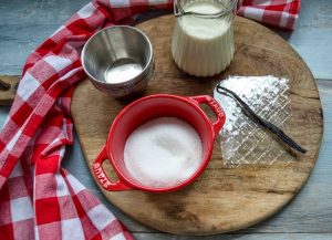 Zutaten Pannacotta, Sahne, Zucker, Vanilleschote und Gelantine