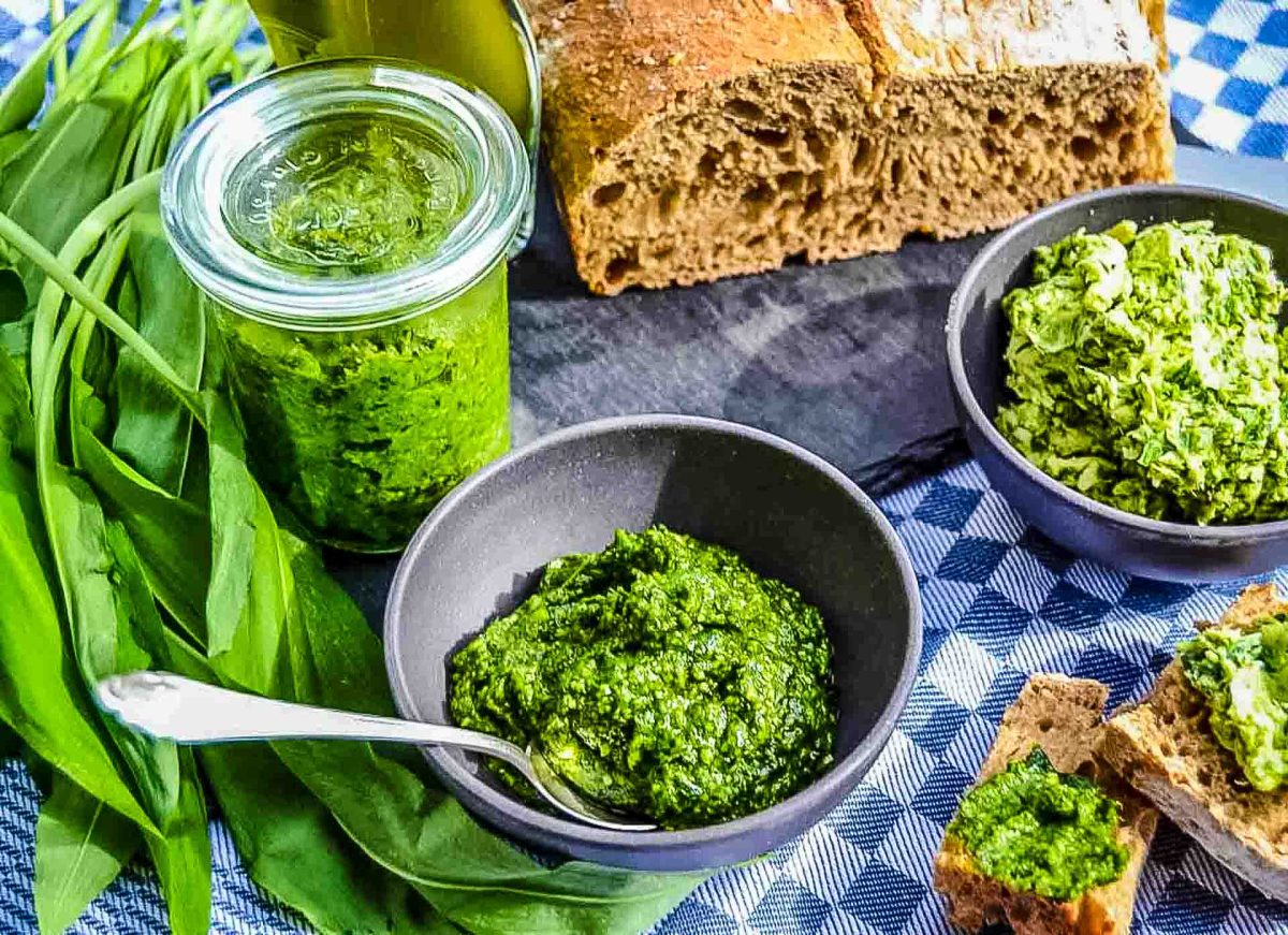 3 einfache Bärlauchrezepte, Bärlauchpesto, Bärlauchbutter, und Bärlauchöl mit Brot und frischem Bärlauch
