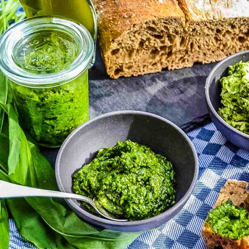 3 einfache Bärlauchrezepte, Bärlauchpesto, Bärlauchbutter, und Bärlauchöl mit Brot und frischem Bärlauch