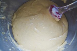 Eigelb, Zucker und Öl cremig rühren