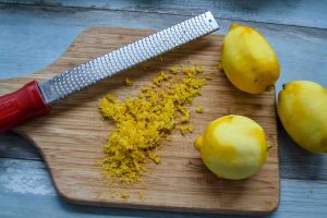 Zitronenschale abreiben