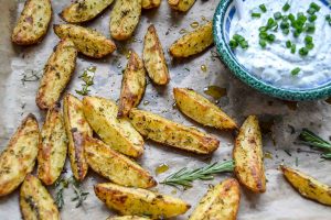 knusprige Ofenkartoffeln mit Kräuterquark