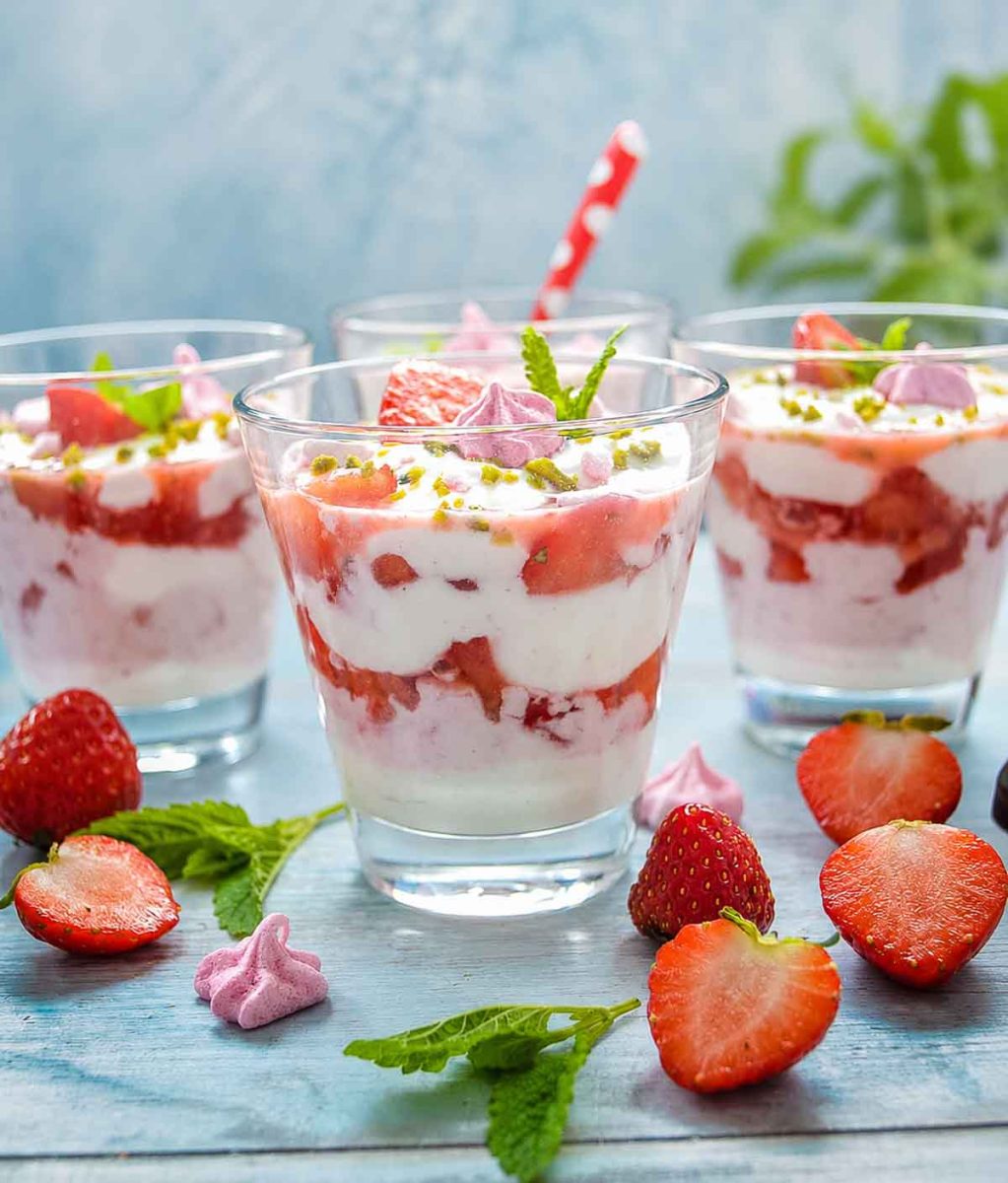 Einfaches Erdbeer Dessert mit Quark im Glas geschichtet