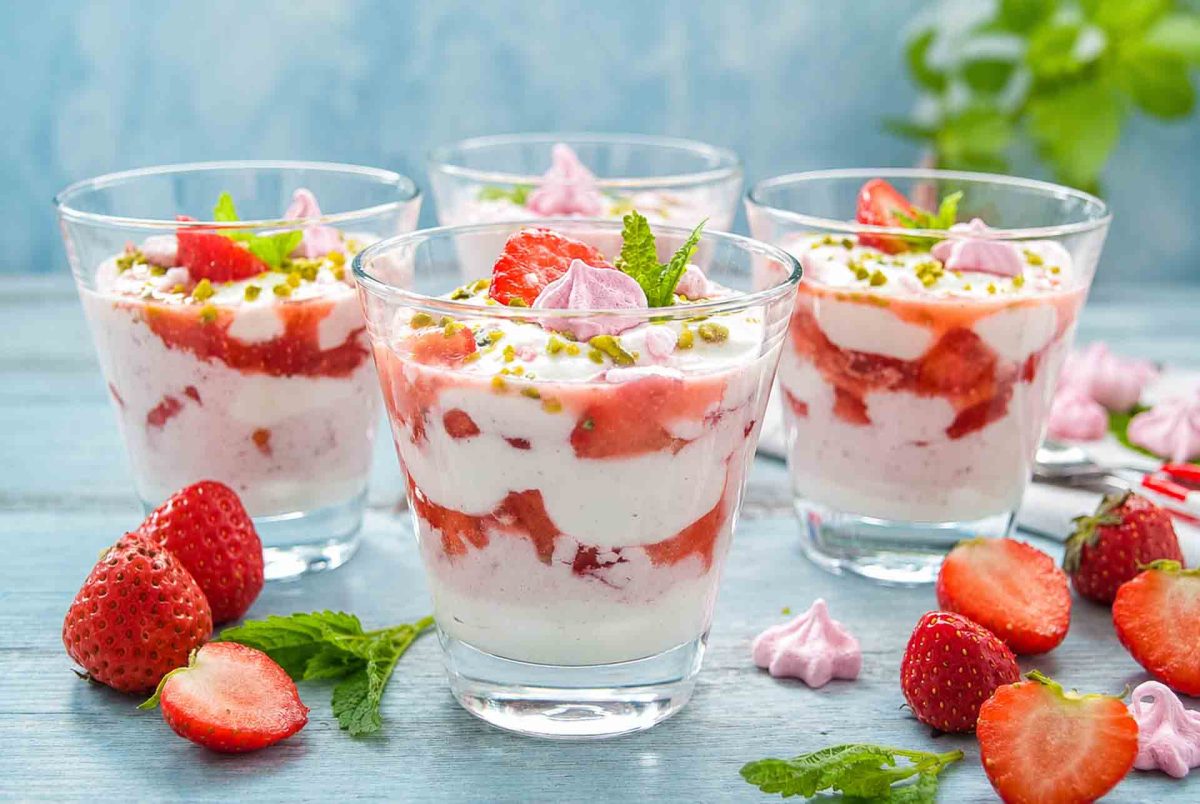 Einfaches Erdbeer Dessert mit Quark im Glas geschichtet
