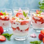 Einfaches Erdbeer Dessert mit Quark im Glas geschichtet
