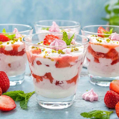 Einfaches Erdbeer Dessert mit Quark im Glas geschichtet
