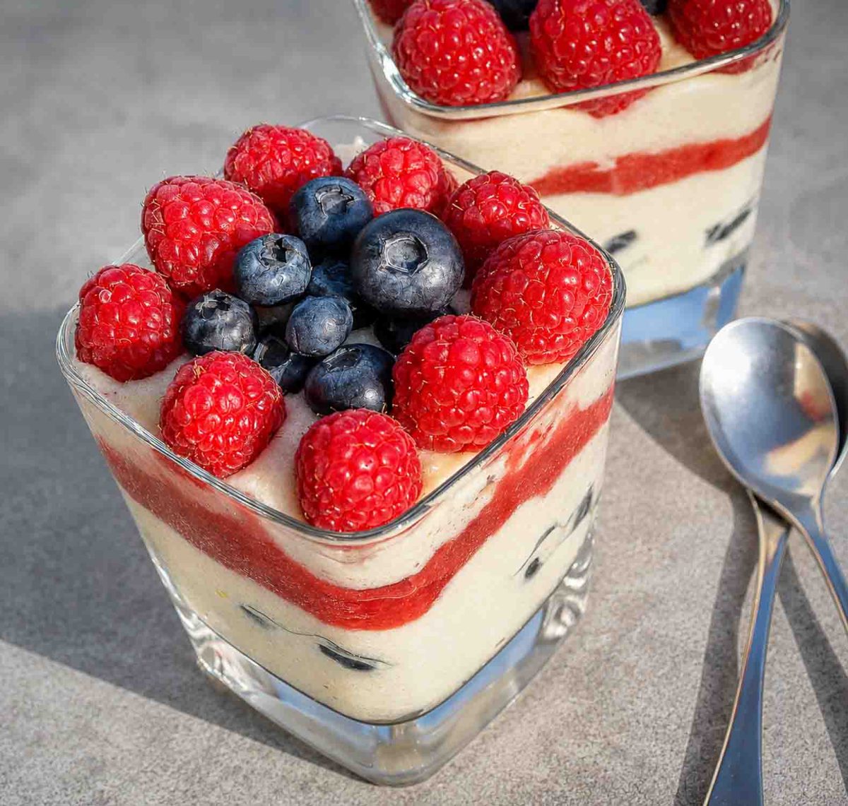 Grießbrei mit Milch und Himbeeren 
