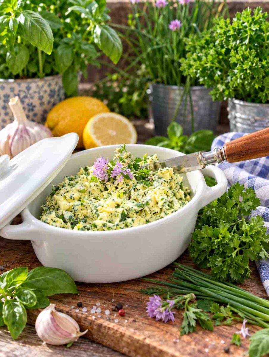 Kräuterbutter Rezept mit Petersilie , Schnittlauch und Basilikum