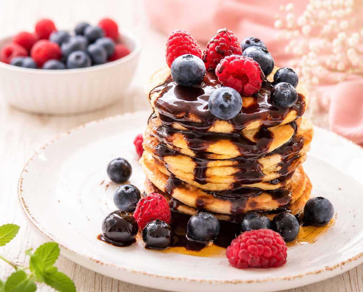 Bananen Pancakes mit Schokosauce und Beerenfrüchten 
