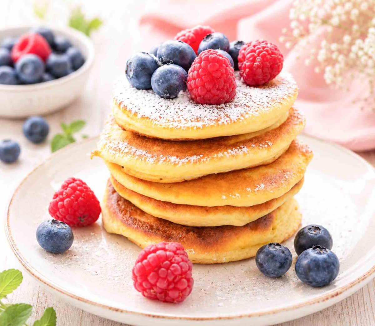 Pancakes Rezept mit Blaubeeren und Himbeeren