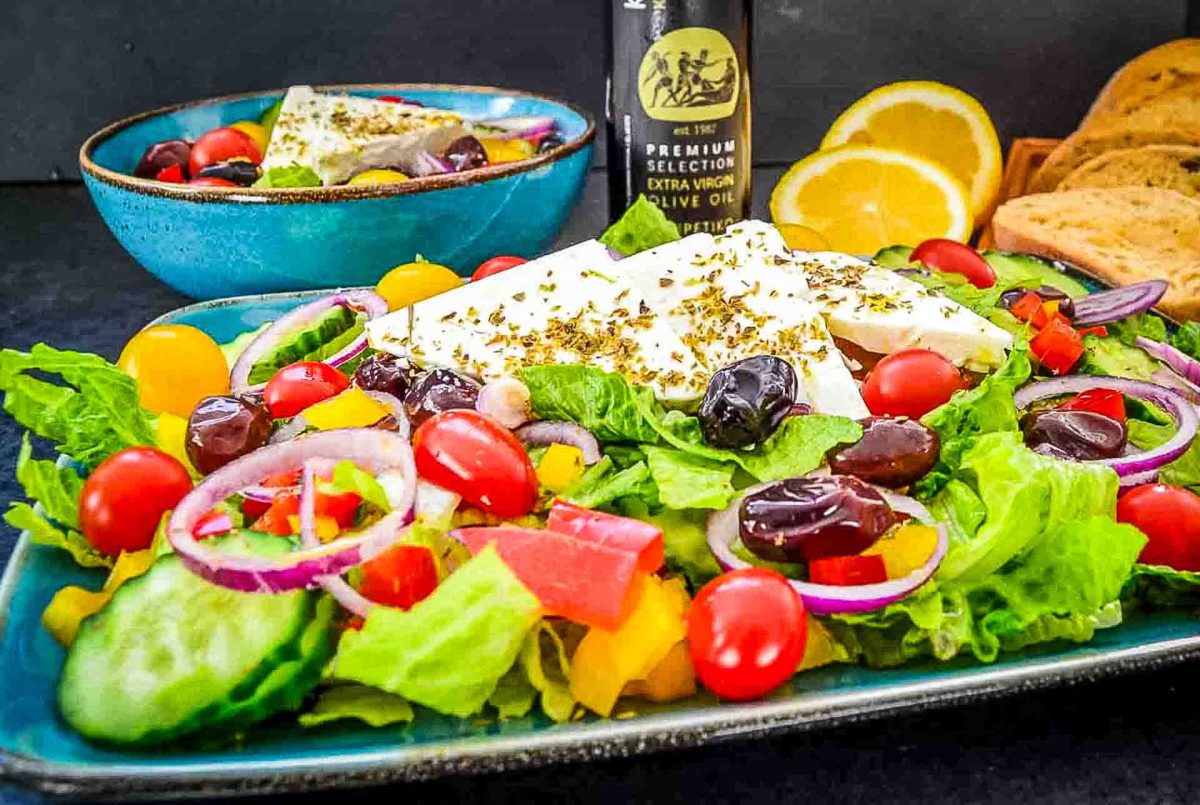 Griechischer Salat mit Feta, Tomate, Gurke, Oliven, Eissalat, Paprika und Olivenöl