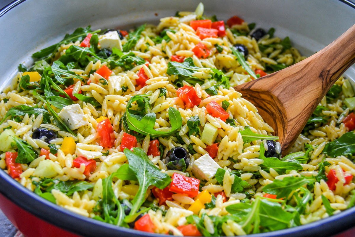 griechischer Kritharaki Salat mit Feta, Paprika, Tomate und Oliven