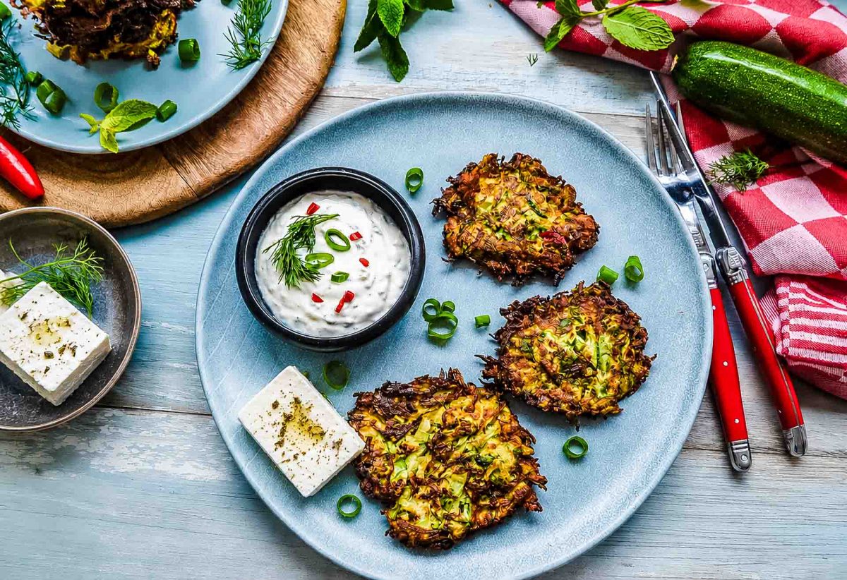Knusprige Zucchinipuffer griechisch mit Feta und Minze