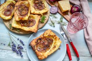 Blätterteig Tartes mit karamellisierten Zwiebeln und Käse