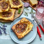 Blätterteig Snack Tartes mit karamellisierten Zwiebeln.