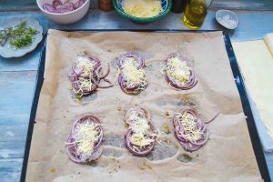 rote Zwiebel mit Balsamico, Thymian, Olivenöl und Honig