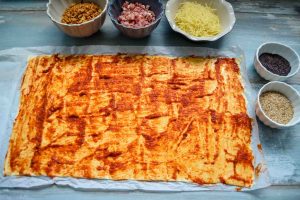 Blätterteig mit Tomatenmark einstreichen